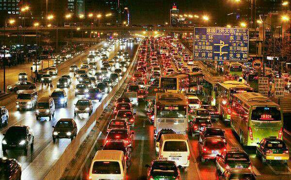 در چین اگر کسى در ترافیک گیر کند، مى تواند با زنگ زدن به ....